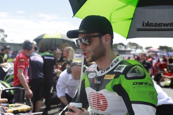 Sandro Cortese bei einem Motorradrennen.