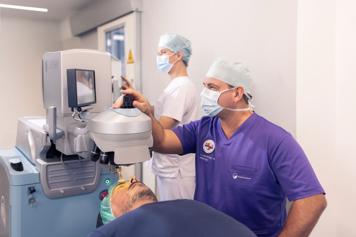 Dr. Detlev Breyer im Operationssaal von Premium Eyes.