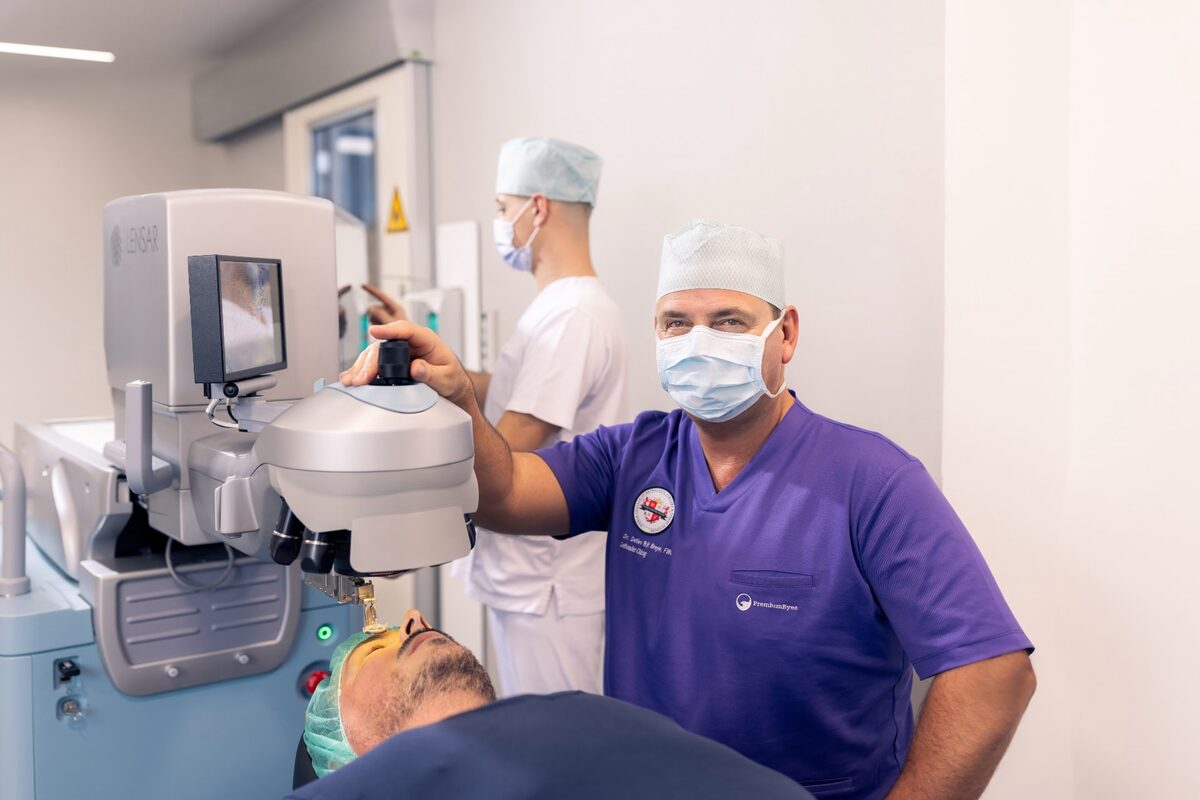 Dr. Detlev Breyer im Operationssaal von Premium Eyes.