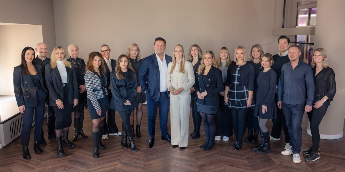 Dr. Detlev Breyer mit seiner Privatassistentin Stefanie Haar (links) sowie unserer Praxismanagerin Alexandra Wolfram.