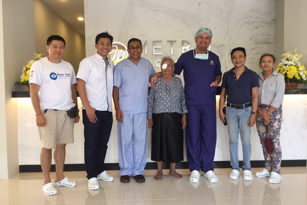 V.l.n.r.: Co-Founder der Khmer Sight Foundation, Sean Ngu, einer seiner Mitarbeiter, Prof. Sunil Shah, eine Patientin aus Phnom Penh, Dr. Detlev Breyer, Prinz HRH Tesso Sisowath und Prinzessin Sita Norodom von der Khmer Sight Foundation.