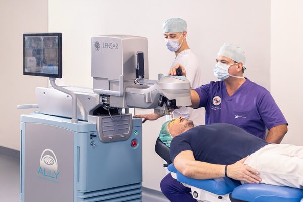 Dr. Breyer am Lensar ALLY – Femtolaser für die Kataraktchirurgie