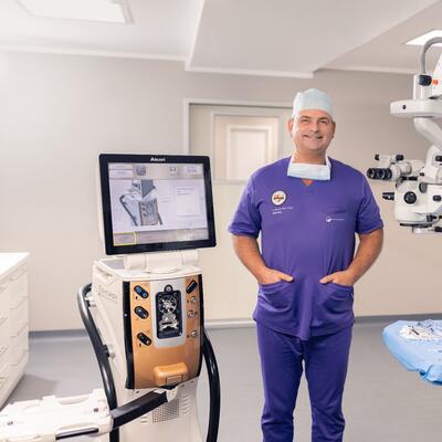 Dr. Breyer neben dem Centurion Vision System für die Kataraktchirurgie.