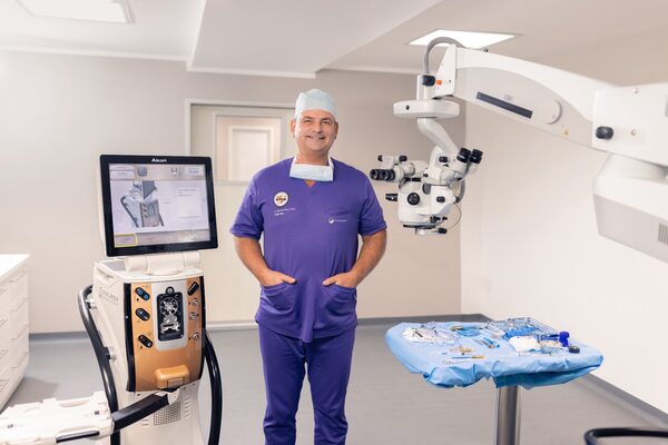 Dr. Breyer neben dem Centurion Vision System für die Kataraktchirurgie.