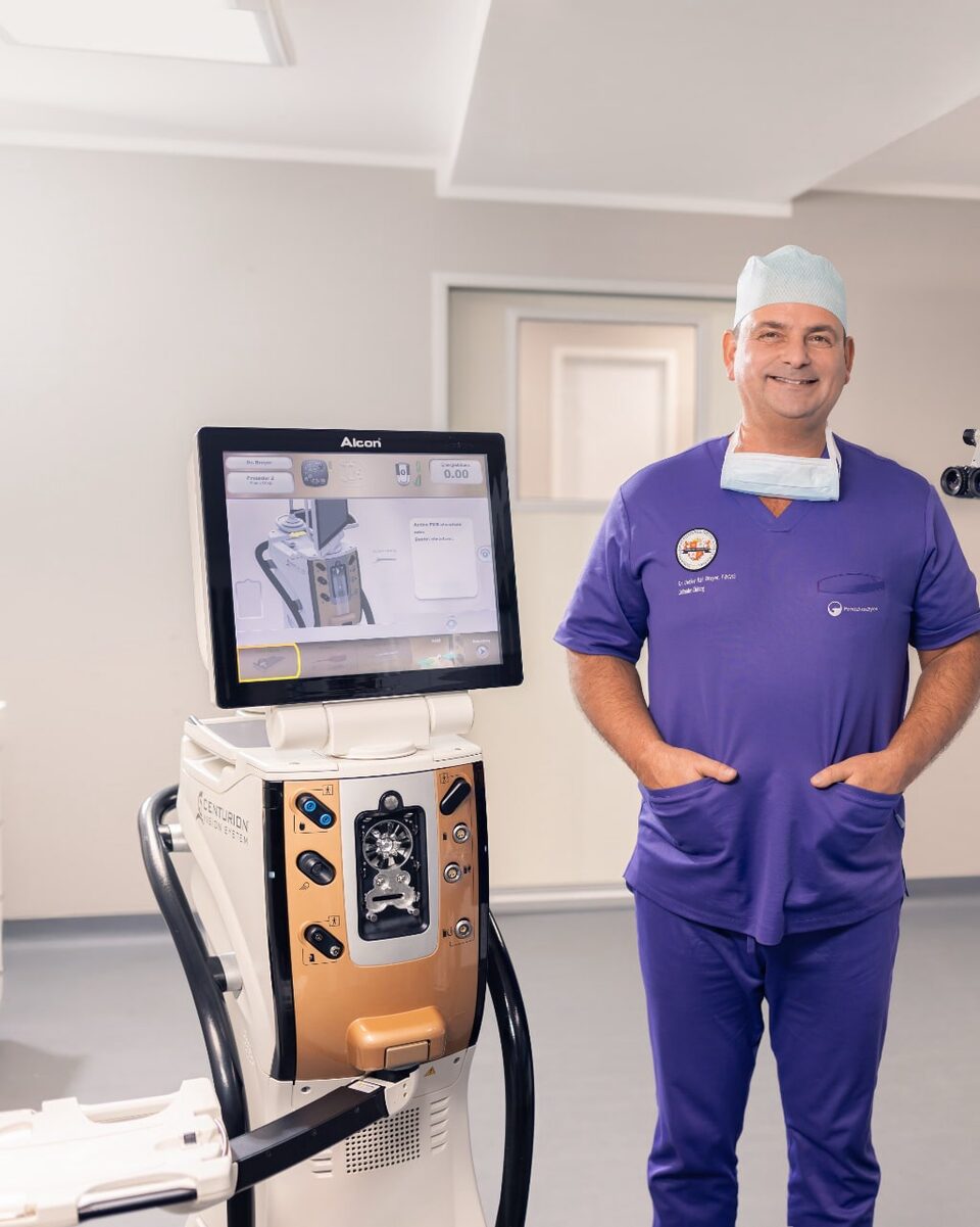 Was wie ein Roboter links neben Dr. Breyer aussieht, ist das Centurion Vision System.