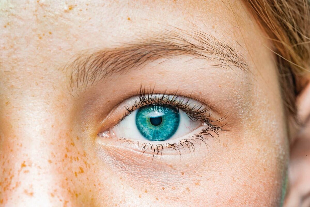 Auge mit blauer Iris.