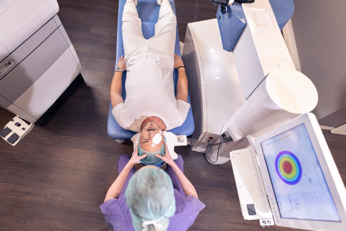 Der SCHWIND AMARIS 1050RS Excimerlaser mit Patientenliege.