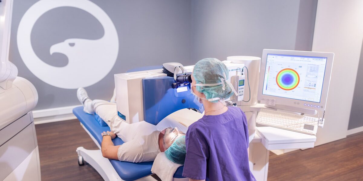 Der SCHWIND AMARIS 1050RS Excimerlaser mit Patientenliege.