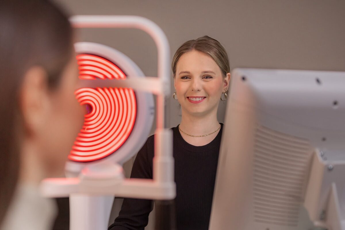 Der SCHWIND AMARIS 1050RS Excimerlaser mit Patientenliege.